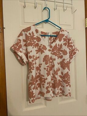 MELLODAY White Blouse with Dusty Rose Floral Print